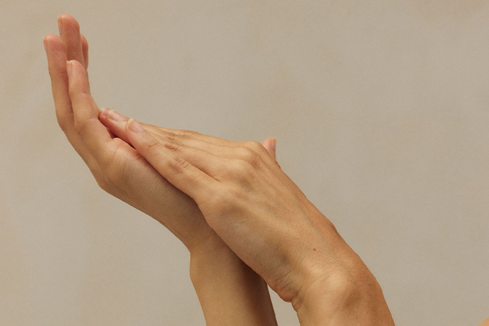 Eine Hand liegt in der anderen