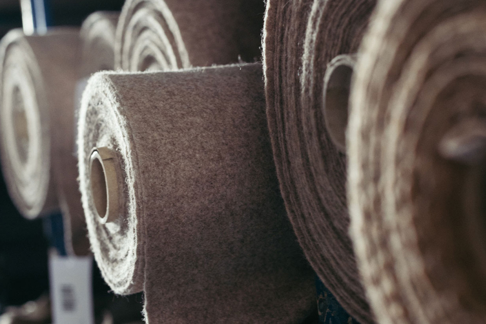 Stoffrollen gestapelt in einem Regal