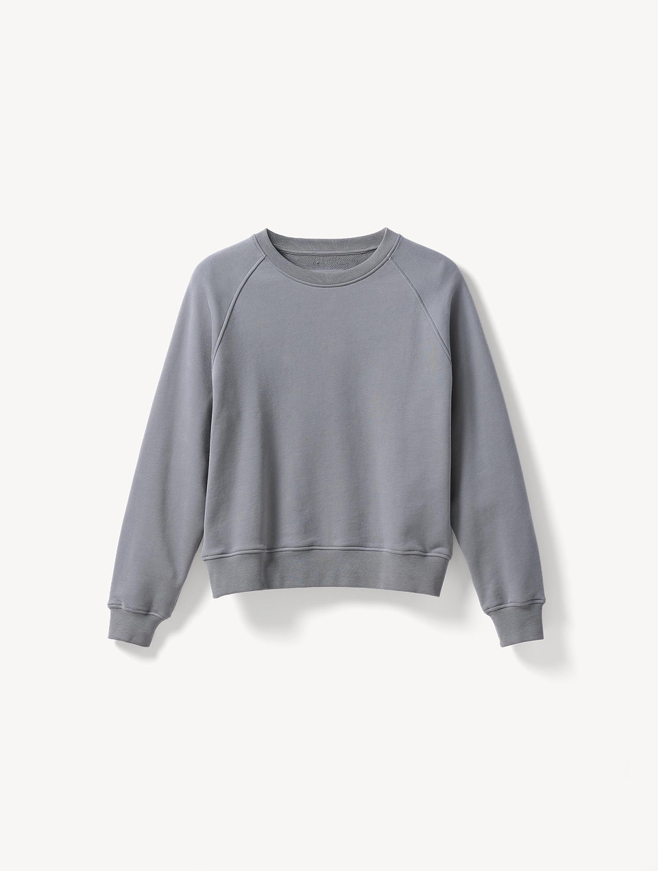Dunkelblaues Sweatshirt auf weißem Hintergrund