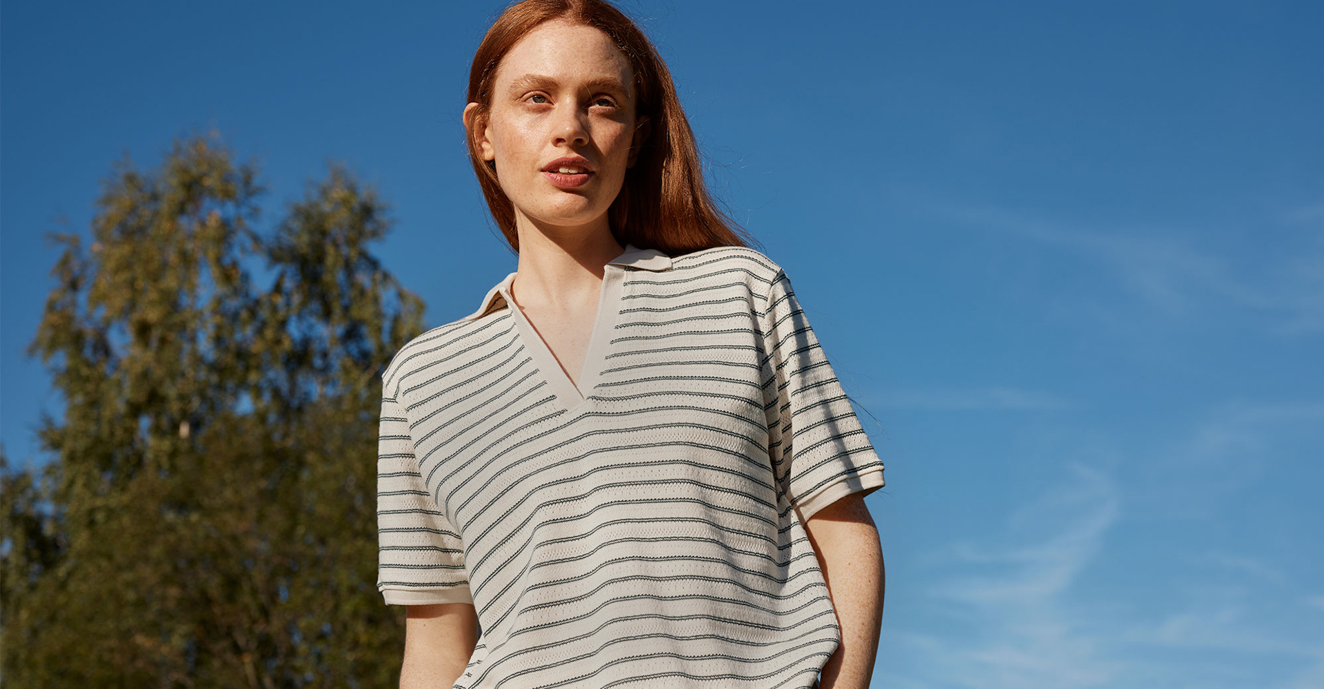 Frau in gestreiftem T-Shirt