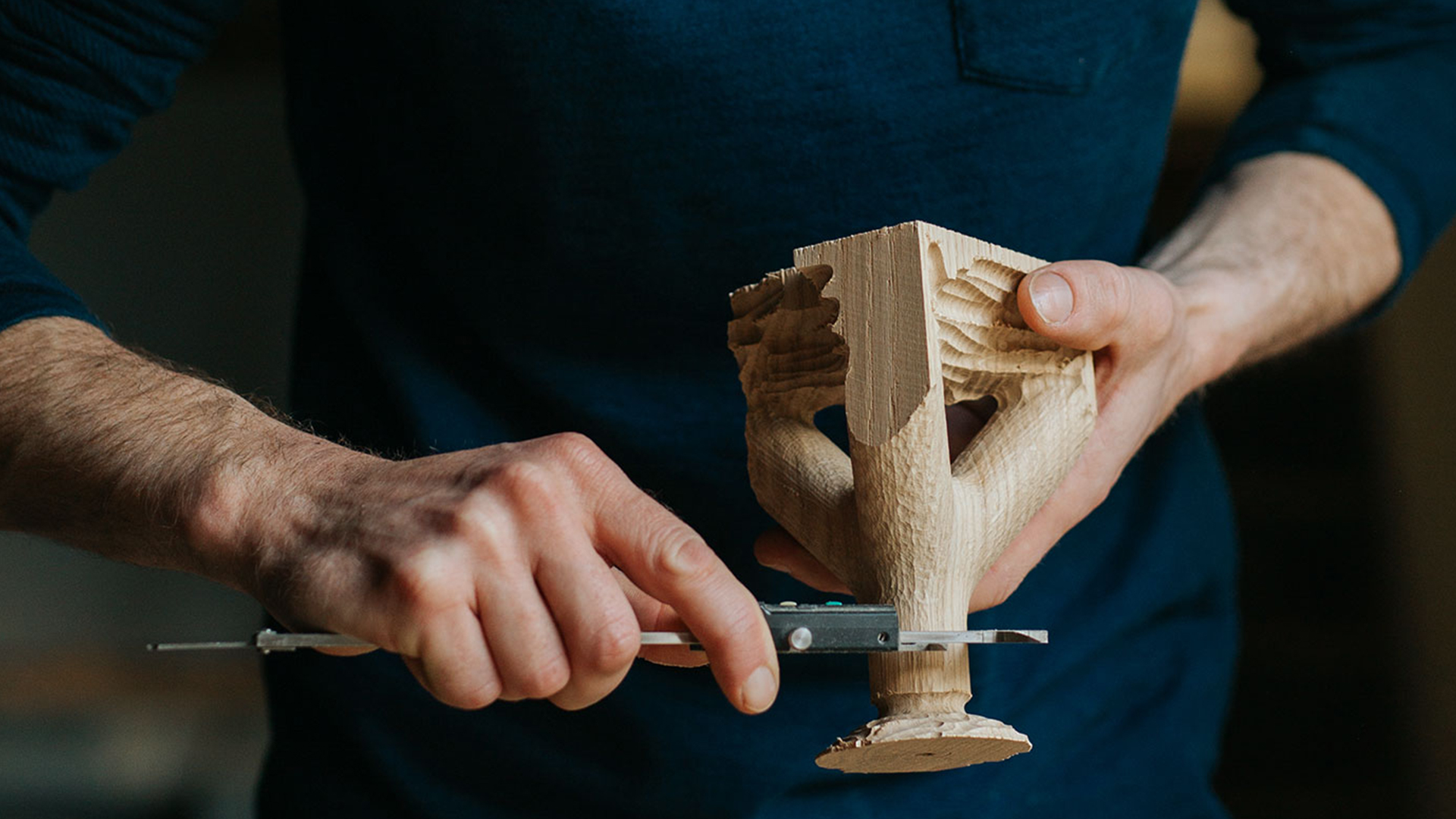 Tischler bearbeitet ein Stück Holz