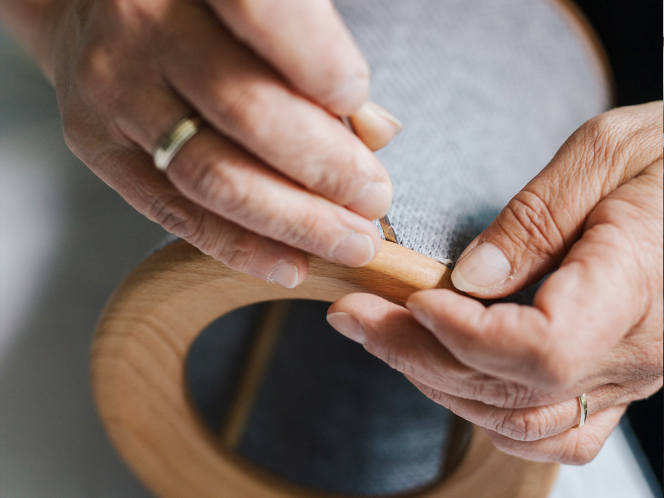 Hände beim fertigen einer Tischleuchte Malla