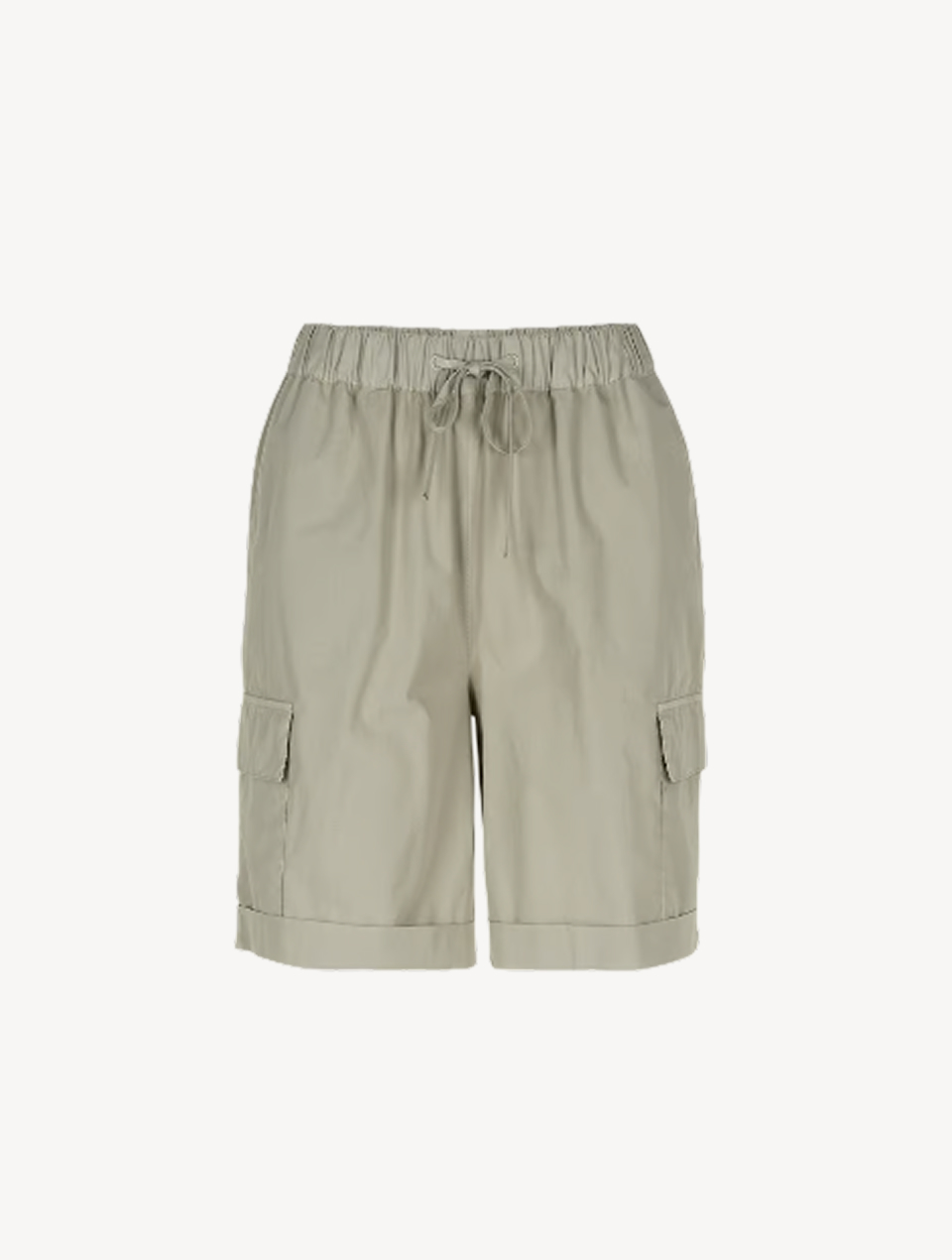 Hellgrüne Cargoshorts vor weißem Hintergrund