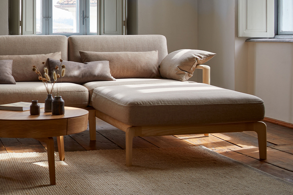 Ausschnitt Sofa Linera mit Couchtisch im Wohnzimmer