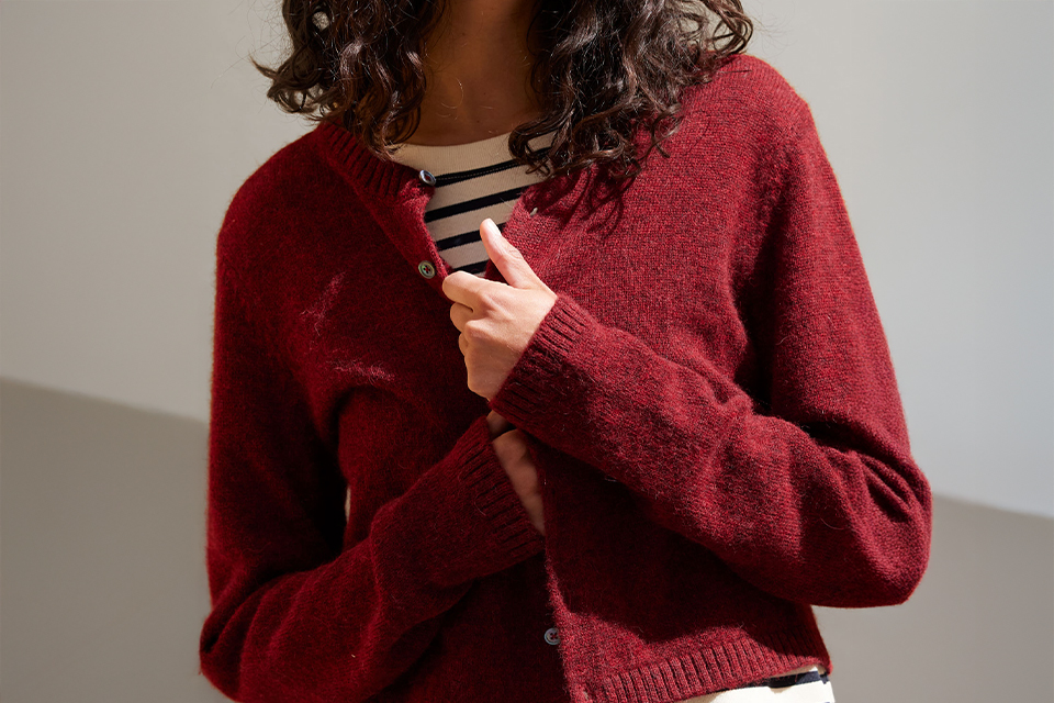 Lächelnde Frau in rotem Pullover entspanntes Porträt