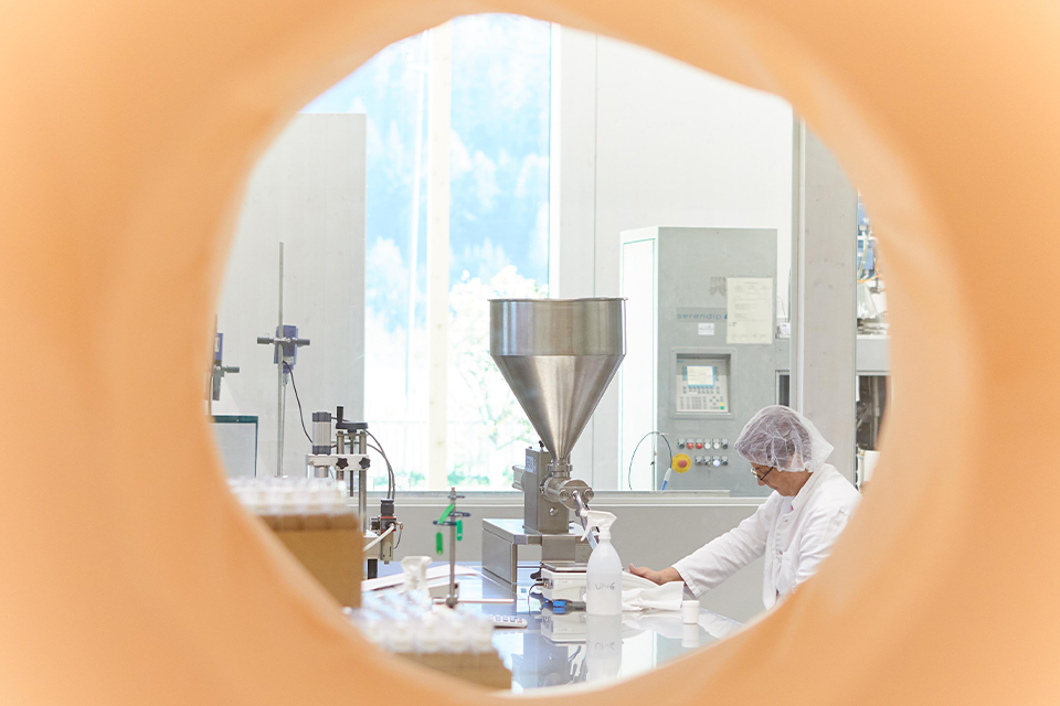 Geräte und Behälter zum Produzieren von Kosmetik