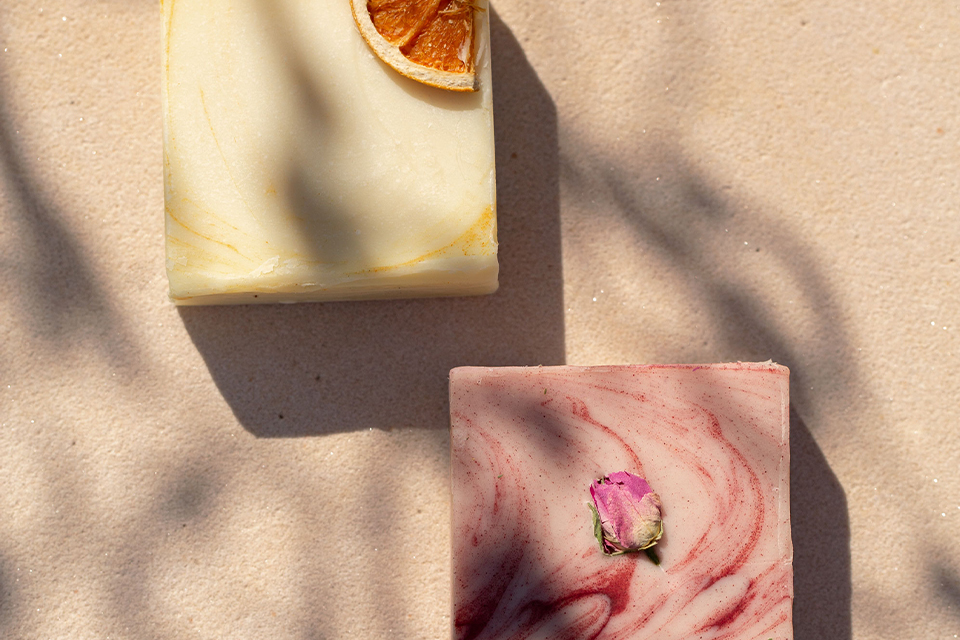 Feste Zitronen und Rosen Körperbuttern im Sonnenlicht