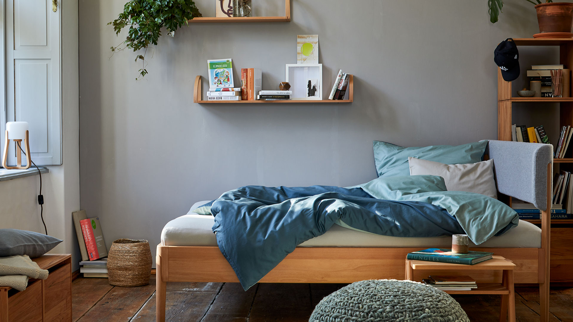 Einrichtungsbeispiel Kinderzimmer mit Vollholzbett Beistelltisch Regal und Kleiderschrank