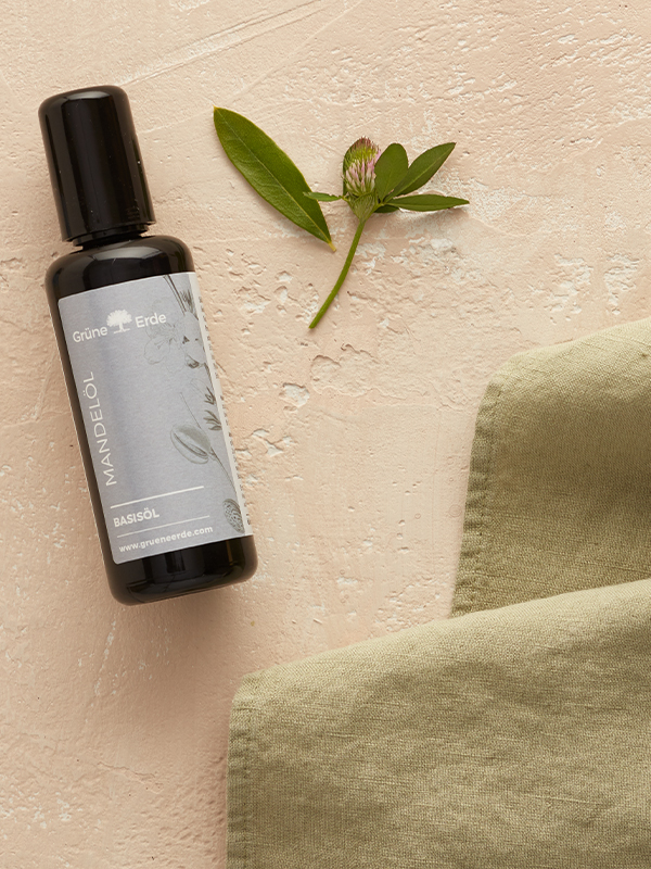 Basisöl und ätherisches Öl mit dekorativen Blättern