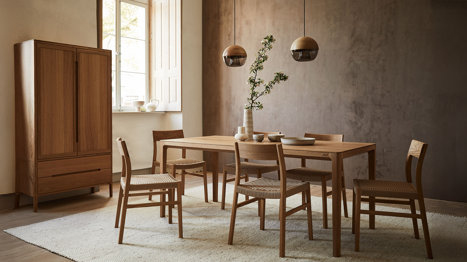 Essbereich mit Holztisch und warmen erdigen Farbtönen