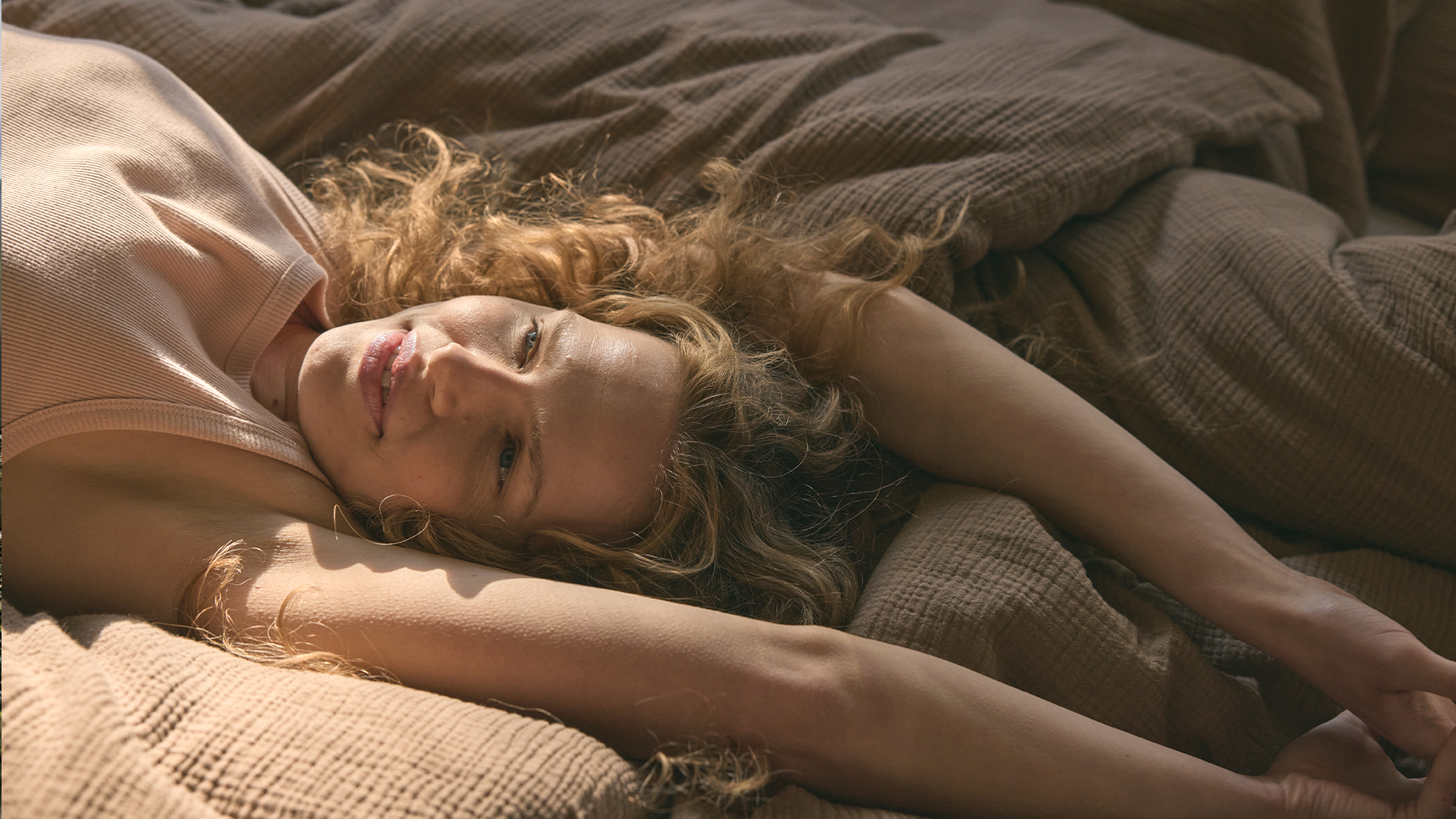 Blonde Frau auf Bettwäsche Vivien nougat