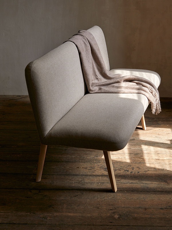 Polsterbank Ketil im Raum mit Wohndecke