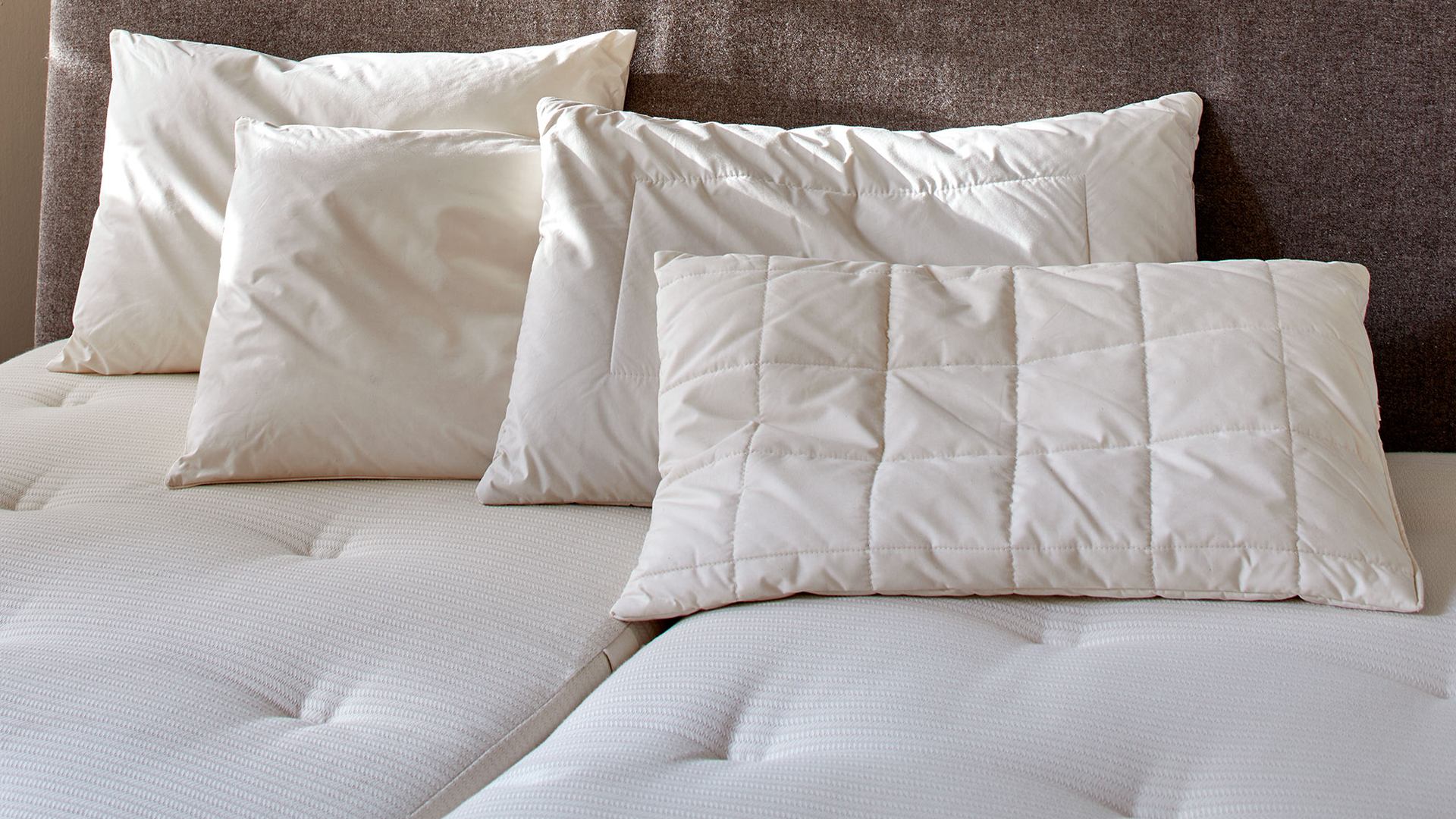 Doppelbett mit Matratzen und vier Schlafkissen