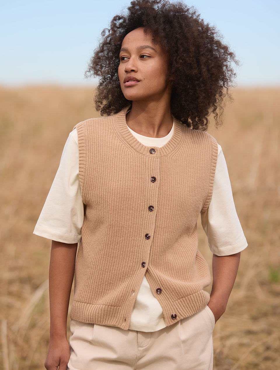 Frau trägt beige Strickjacke