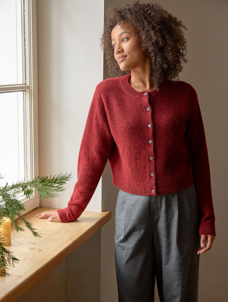 Frau trägt rote Strickjacke