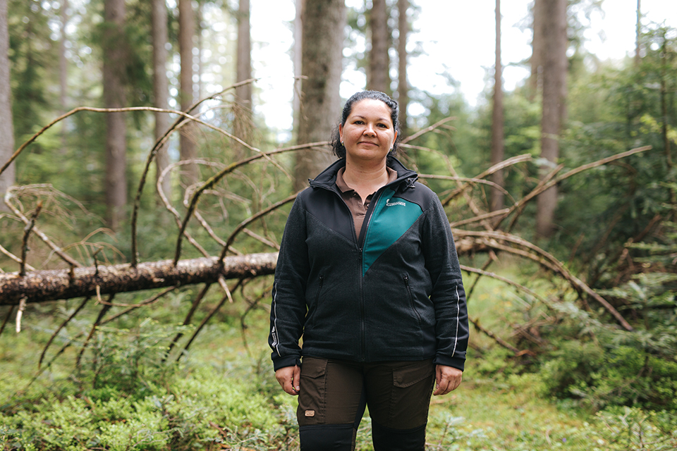 Freundlich aussehende Frau steht im Wald