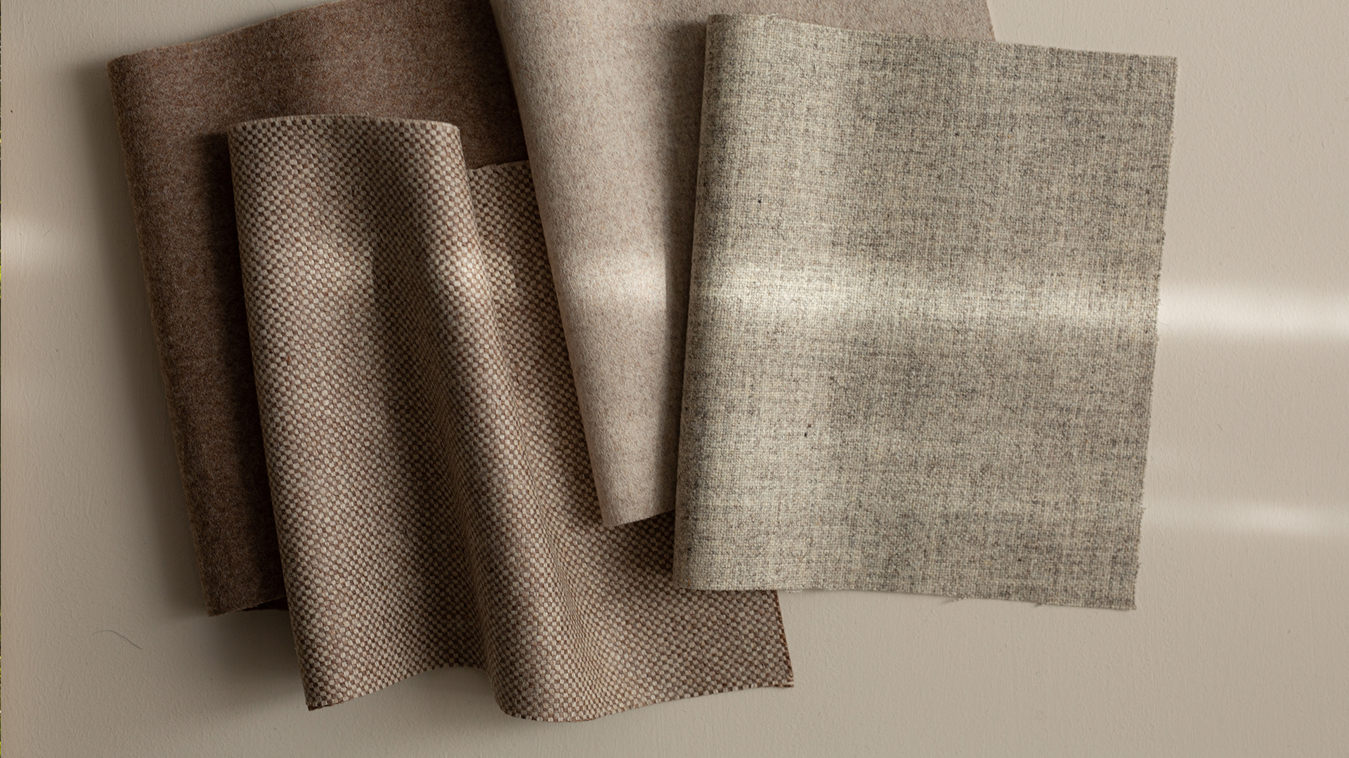 Gefaltete Stoffmuster übereinanderliegend