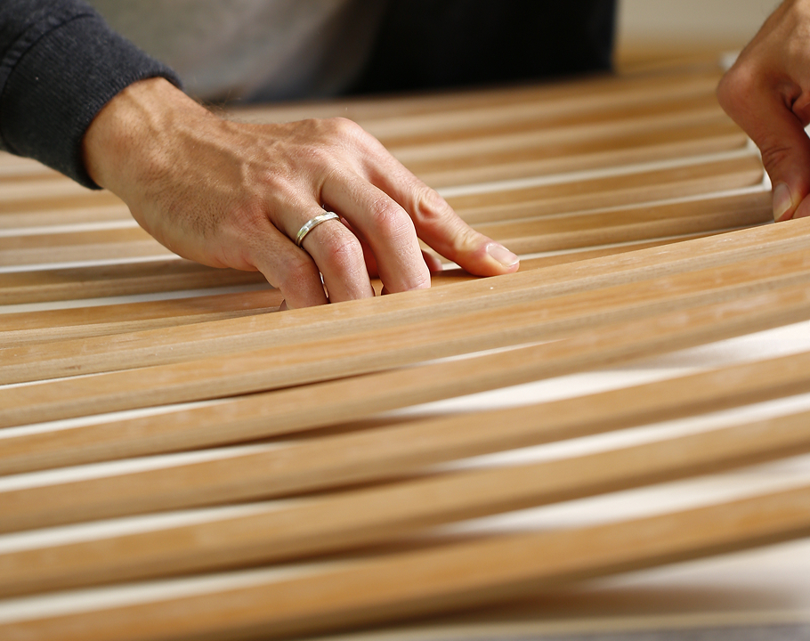 Hände bei der Fertigung eines Sofas