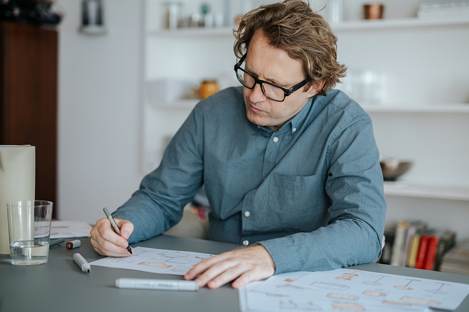 Produktdesigner Johannes Scherr beim Skizzieren von Neuprodukten
