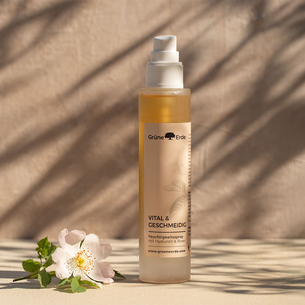 Feuchtigkeitsspray mit dekorativem Blümchen im hellen Licht