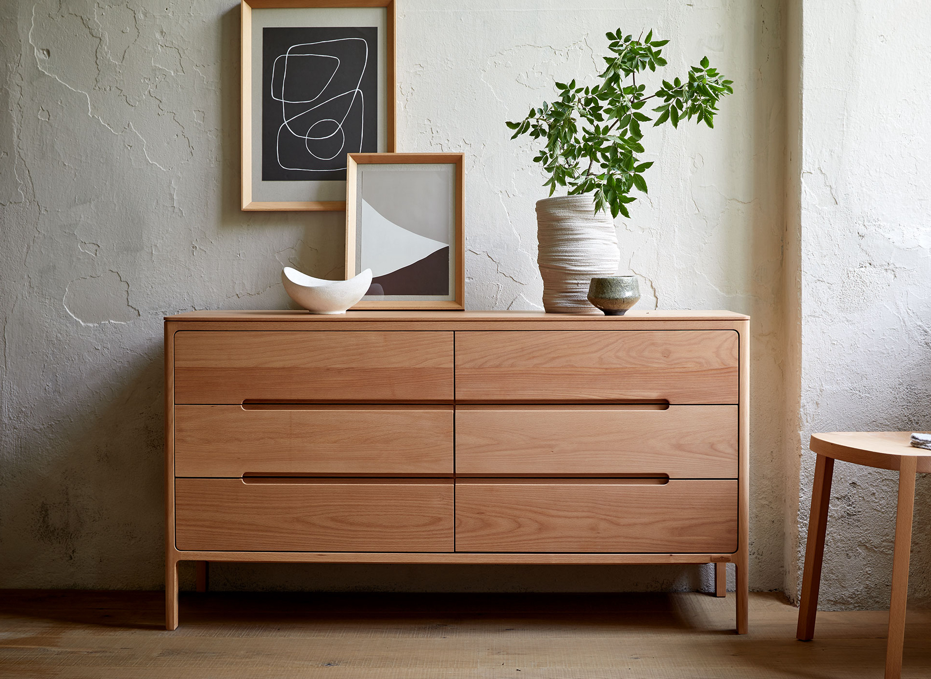Sideboard Tenso mit Dekoration im Raum