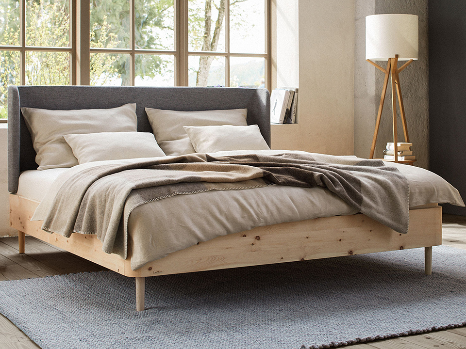 Zirbenholzbett mit Polsterbetthaupt