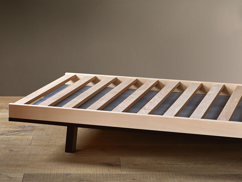 fester Lattenost auf einem dunklen Gestell