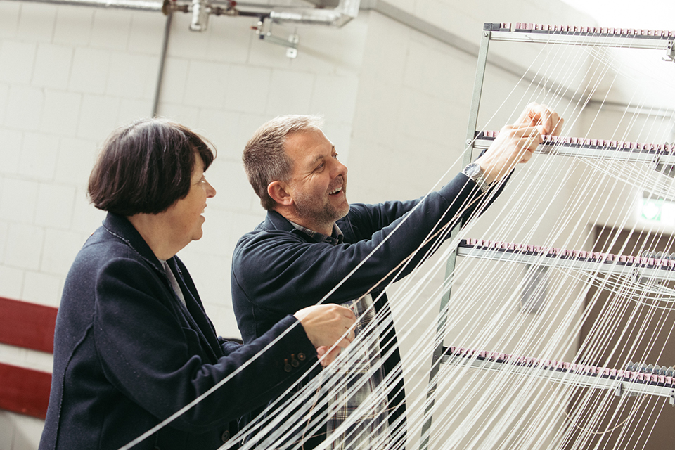 Mann und Frau unterhalten sich