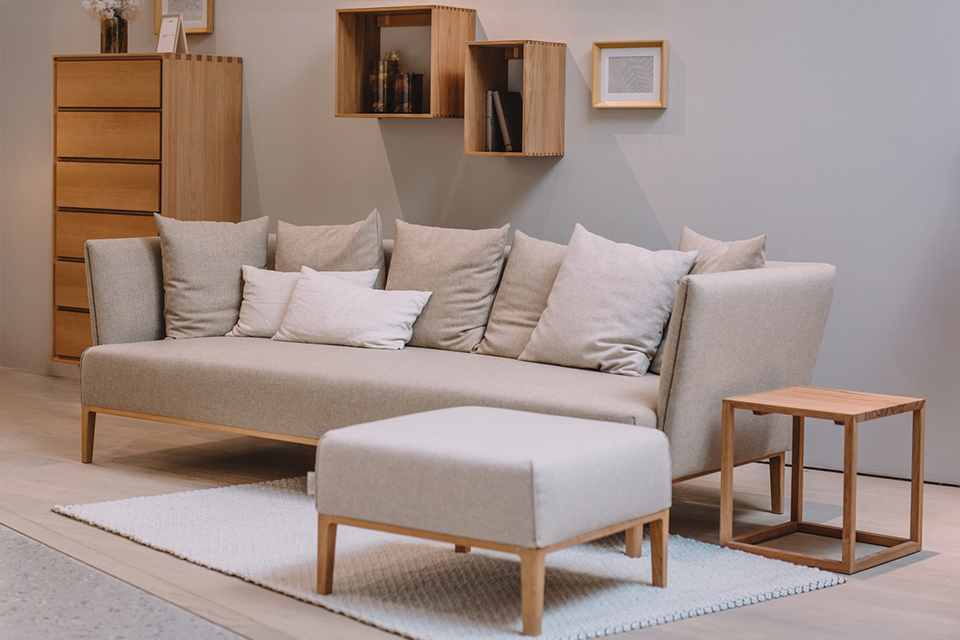 helles Sofa und Wohnzimmermöbel aus Holz