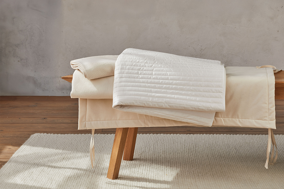Hochwertige Baumwollauflagen auf einer Holzbank