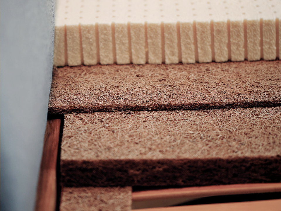 Kokosfaser und Kokoslatex gestapelt