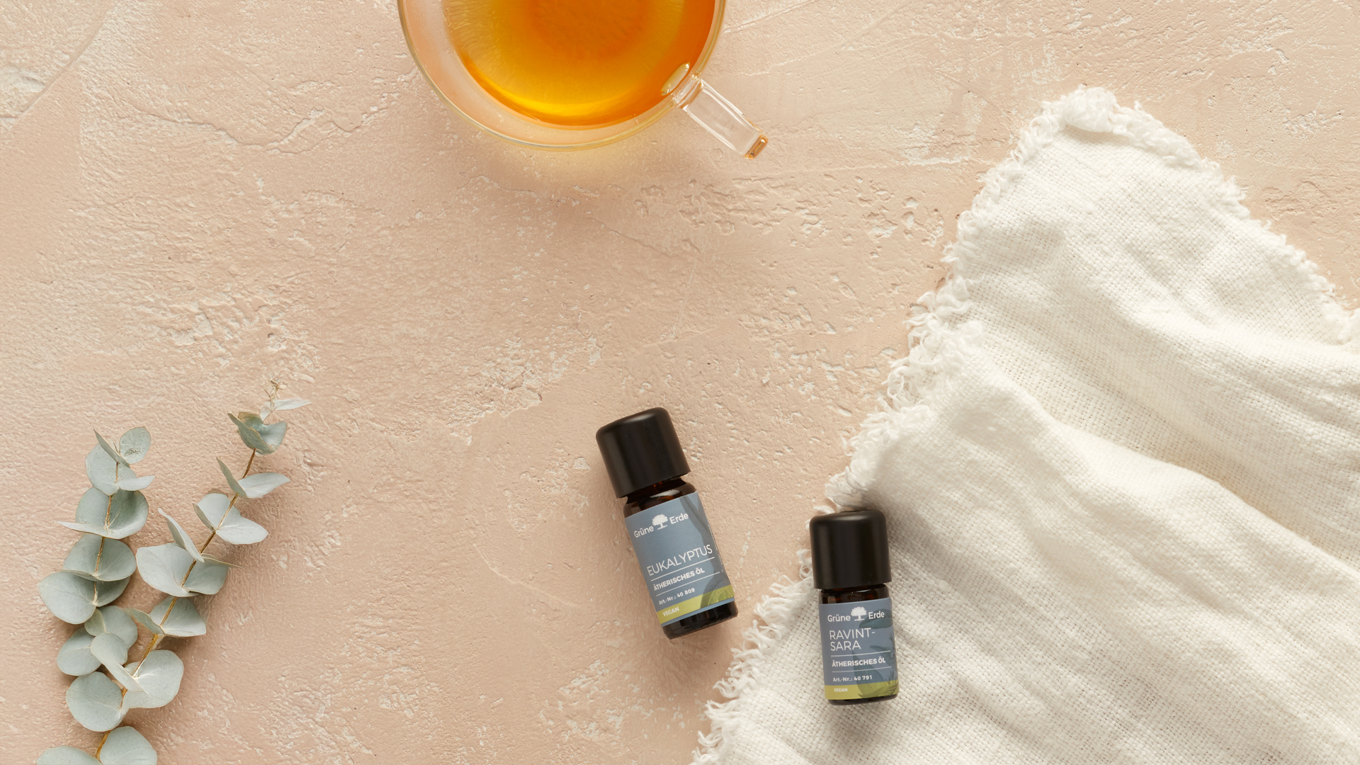 Ätherische Öle und eine Tasse mit Honig