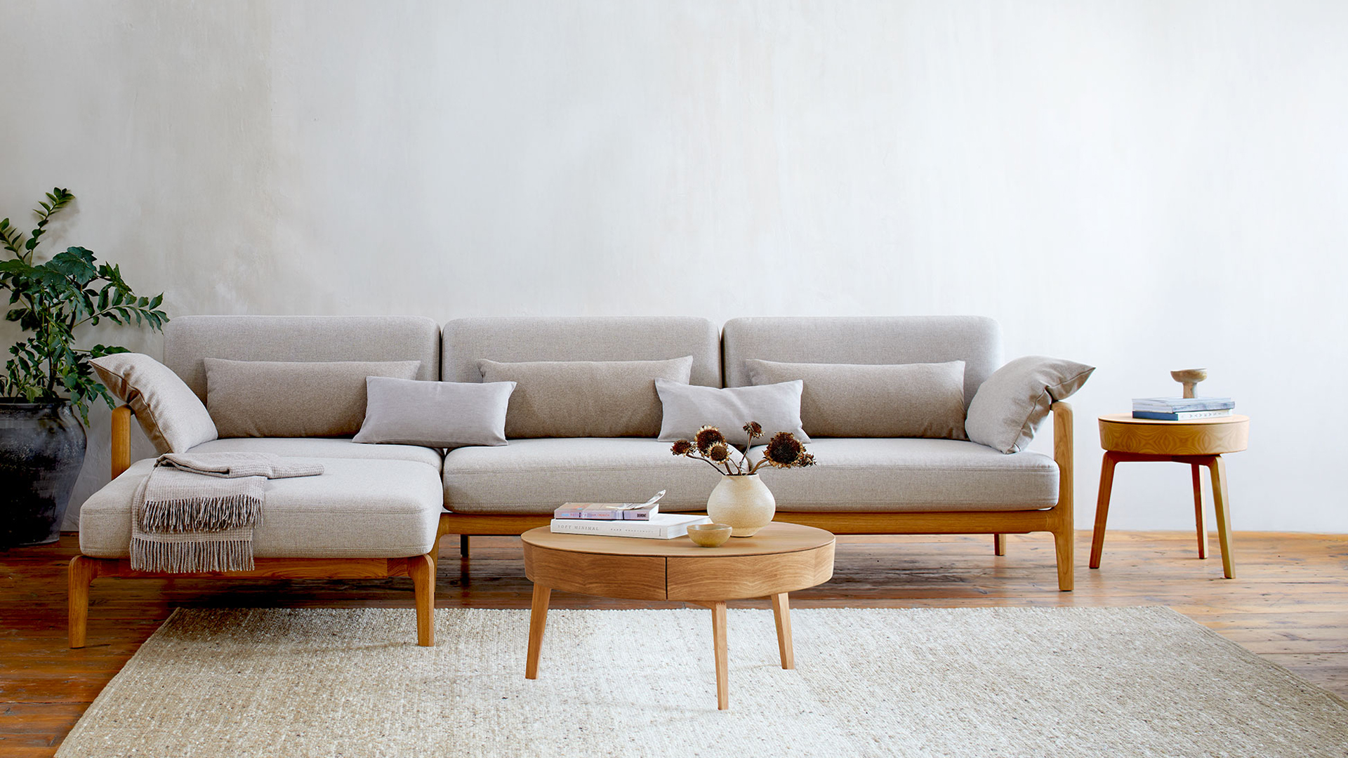 Ecksofa Linera mit Couchtisch im Wohnzimmer