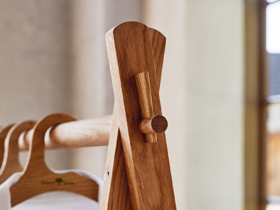 Detailaufnahme einer Holzverbindung aus Lasche mit Spannkeil an einem Kleiderständer