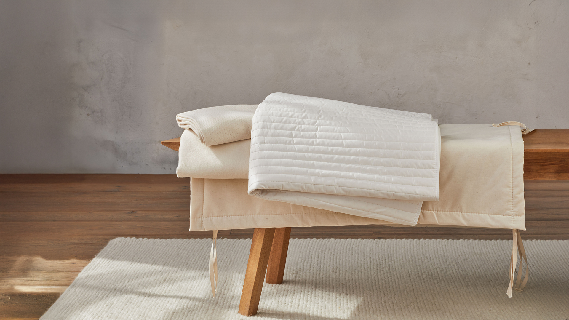 Auflagen liegen gestapelt auf einer Bank