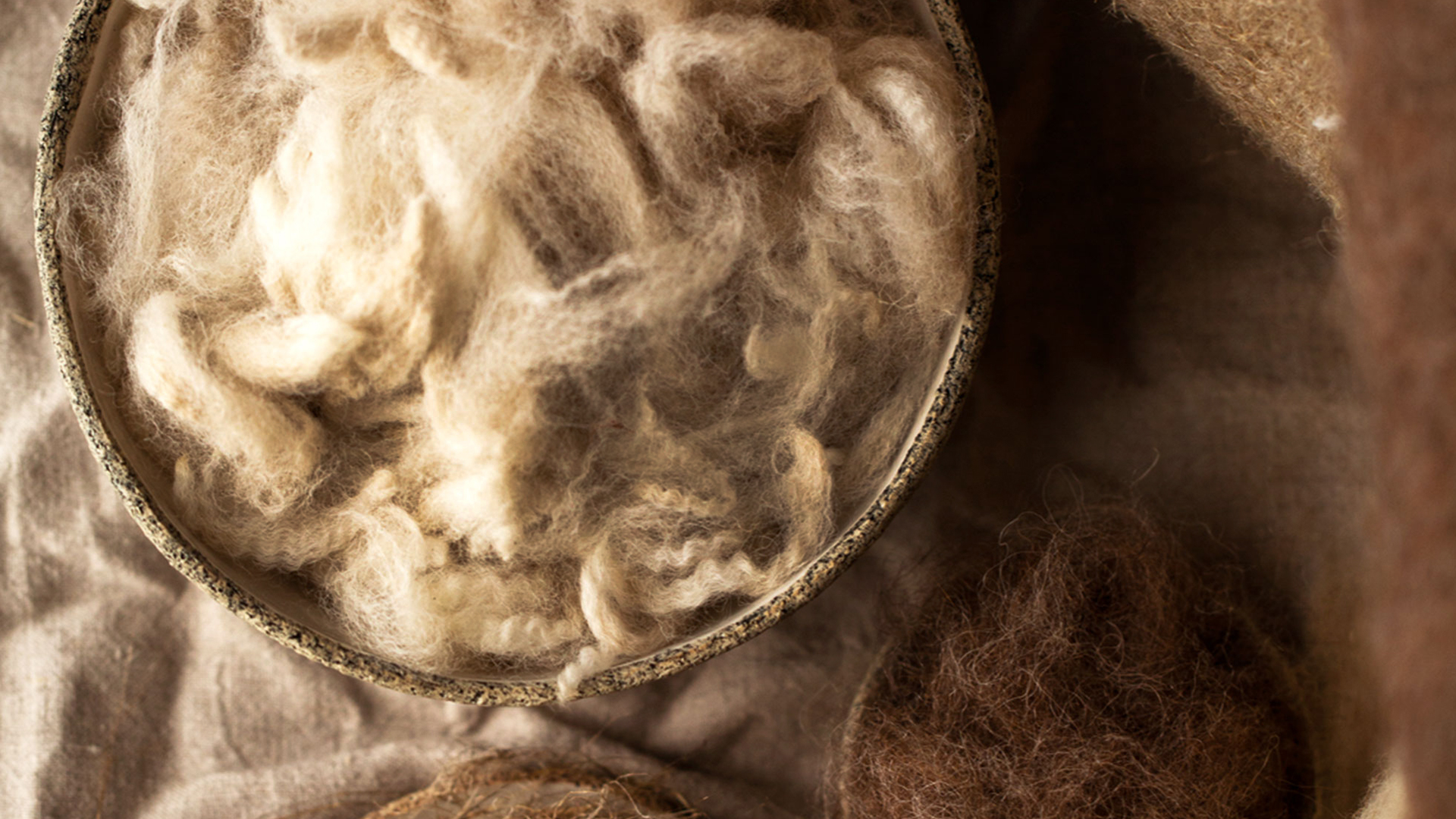 Verschiedene Naturmaterialien in Schüsseln präsentiert