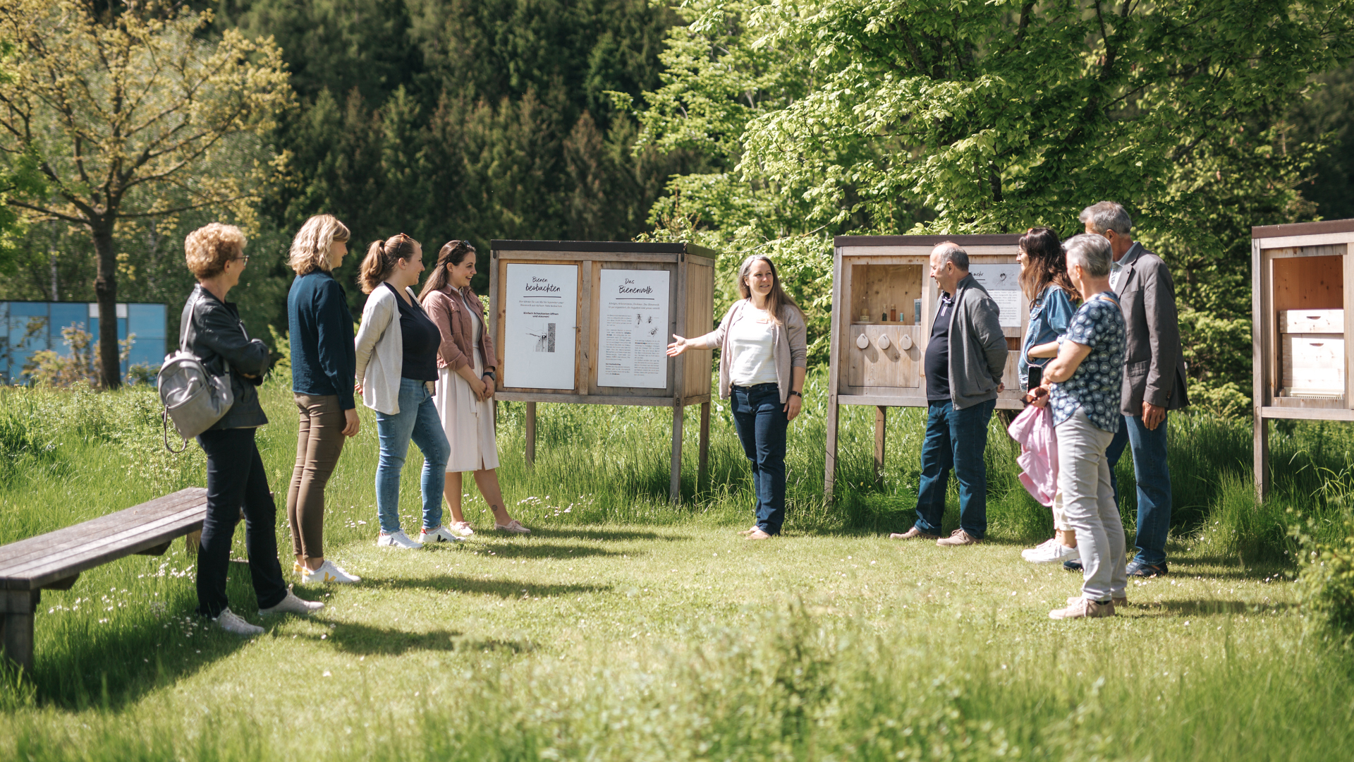 Gruppe vor Infotafeln im Freien bei gemeinsamer Führung