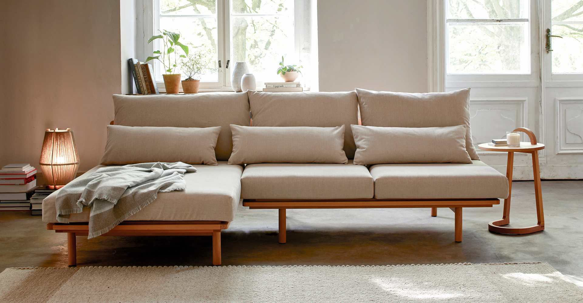 Ecksofa Lana im Wohnzimmer mit Dekoration