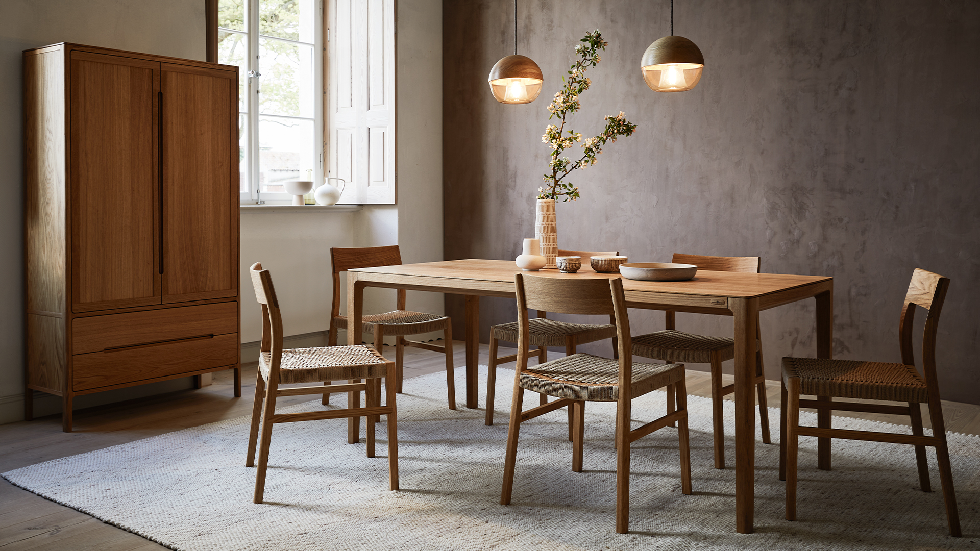 Massivholztisch Tenso mit Stühle im Esszimmer