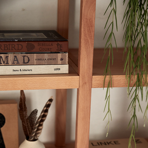 Detailaufnahme von einem Regalfach