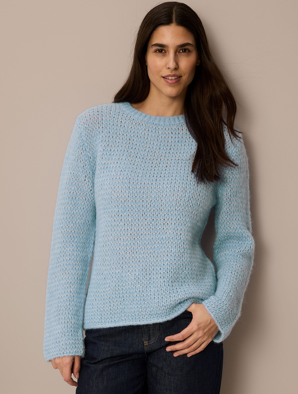 Frau trägt hellblauen Pullover