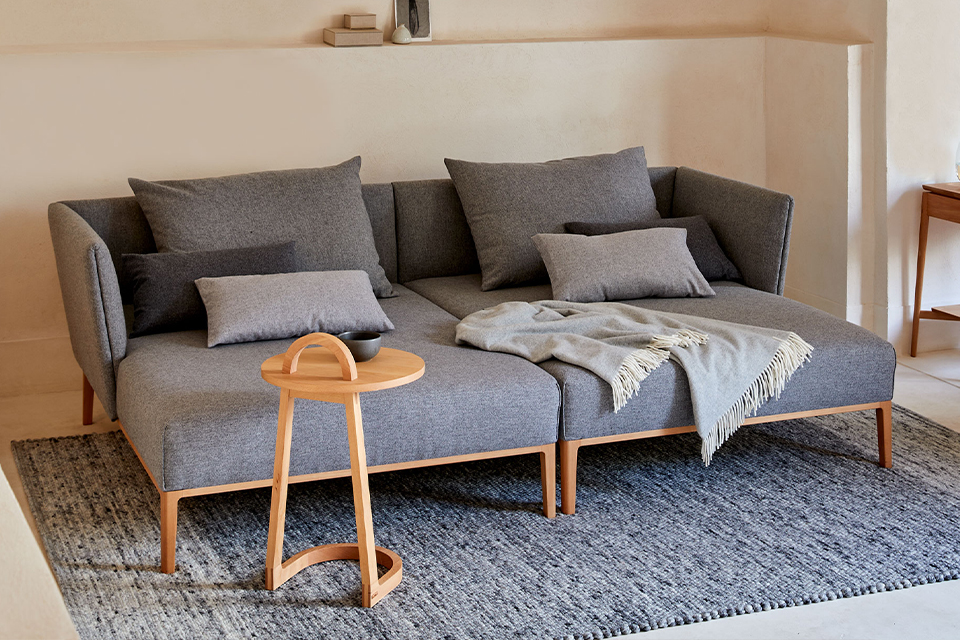 Sofa Lorea mit Couchtisch im Zimmer