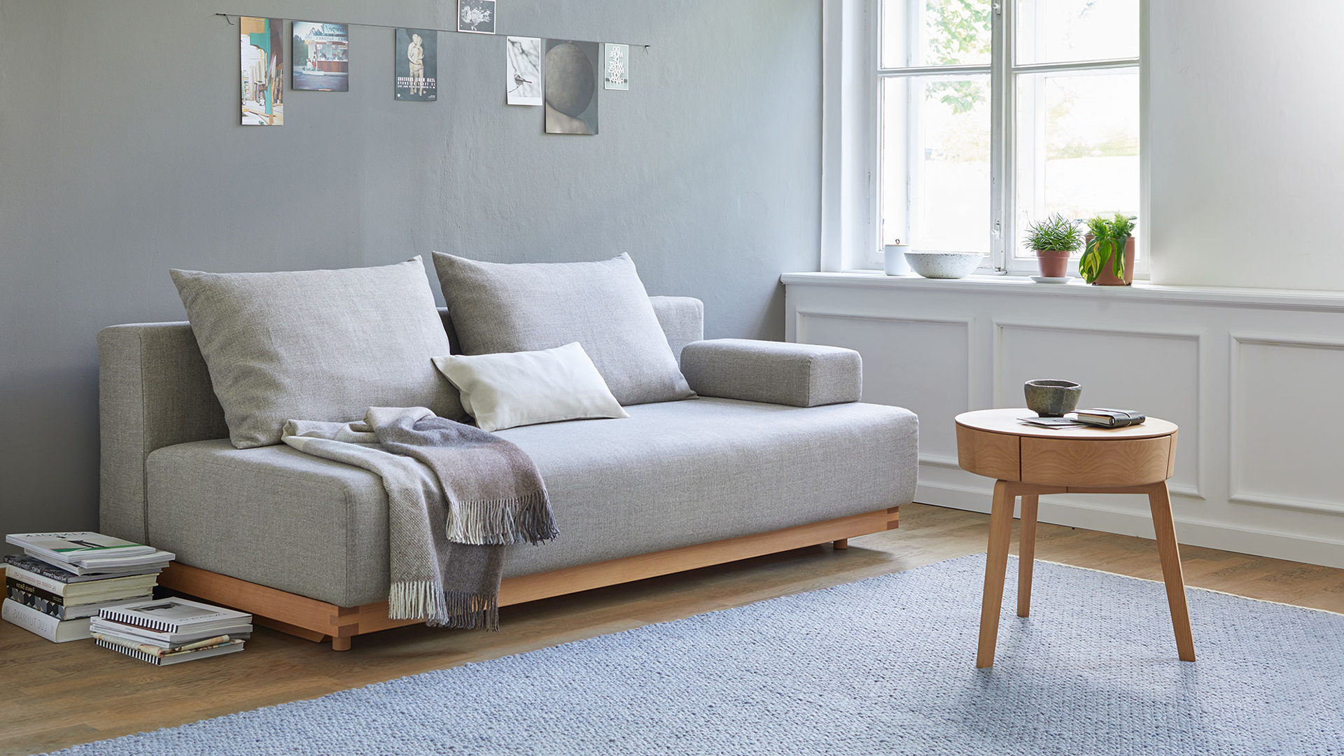 Schlafsofa Nebo mit Couchtisch Mitsu im Zimmer