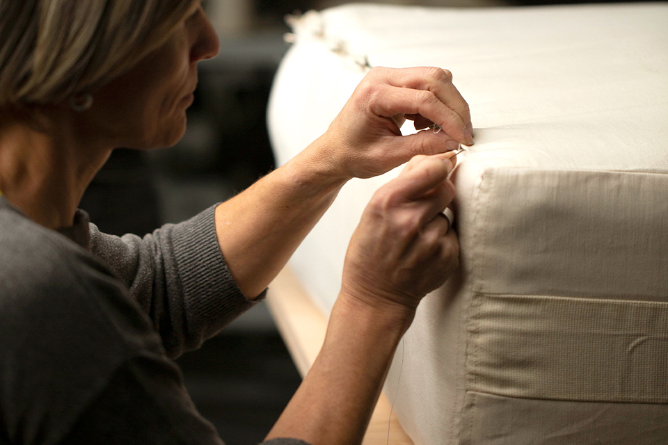 Frau bei der Fertigung einer Naturmatratze