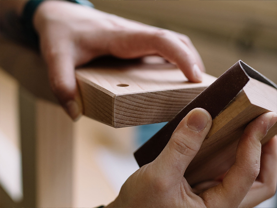 Hände beim Zusammensetzen eines Möbelstücks