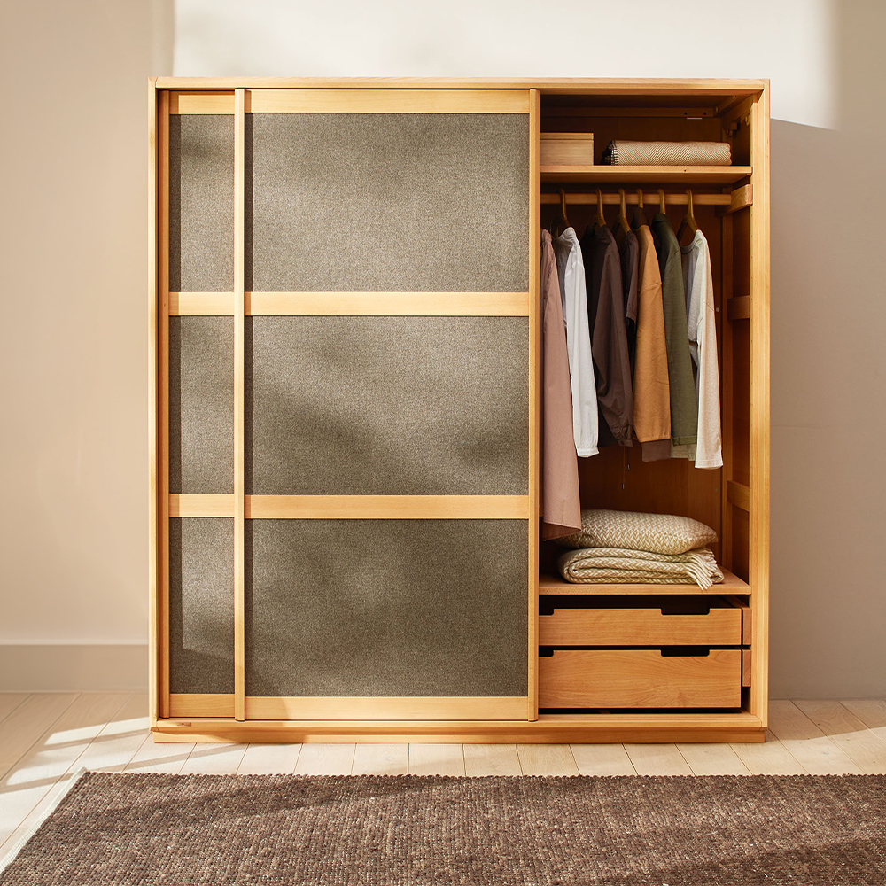 Kleiderschrank aus Massivholz