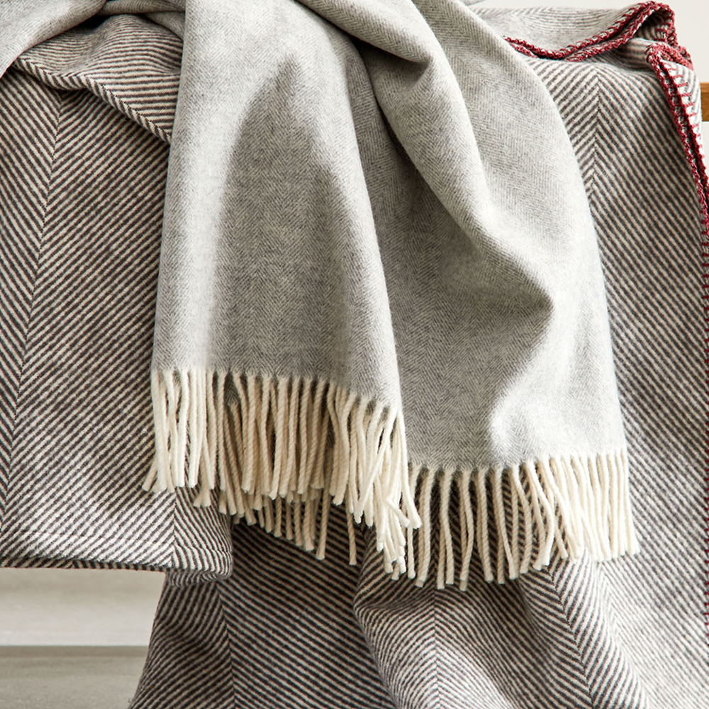 Graue Wohndecken aufeinanderliegend