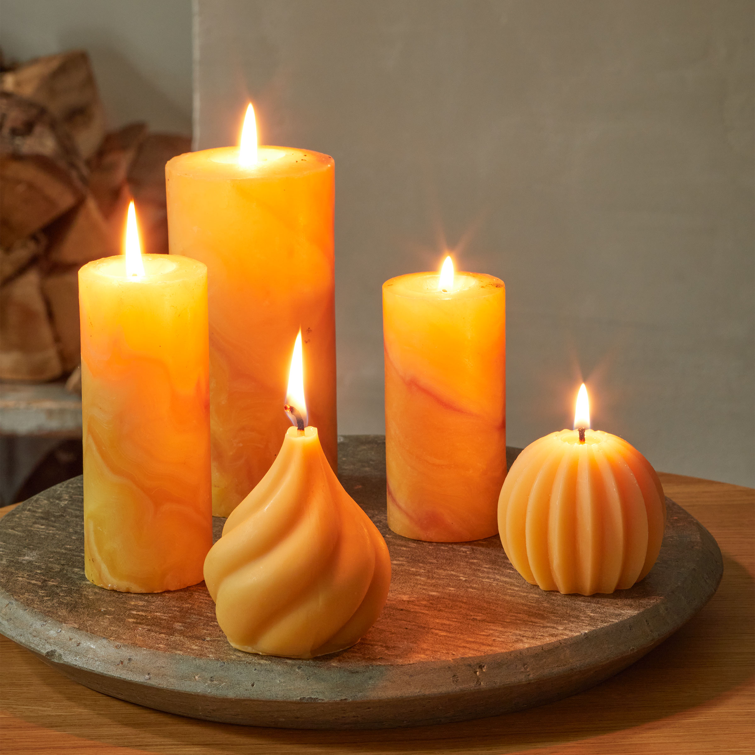 marmorierte Stumpenkerzen aus Bienenwachs aus Naturmaterialien