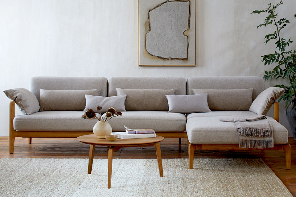 Modernes Sofa mit Couchtisch und Wanddeko im Hintergrund