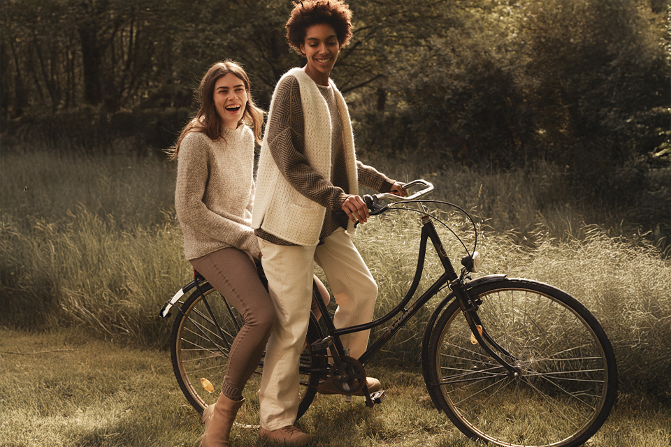 Models auf einem Fahrrad im Herbst in der Natur